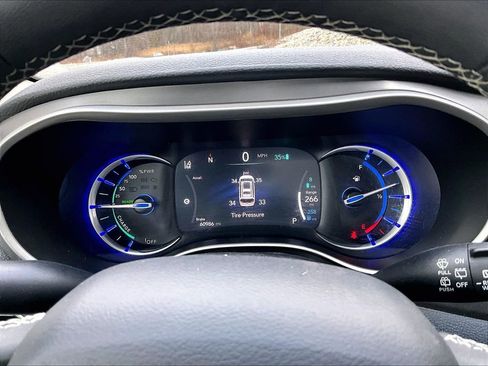 Used 2023 Chrysler Pacifica Touring-L image 18