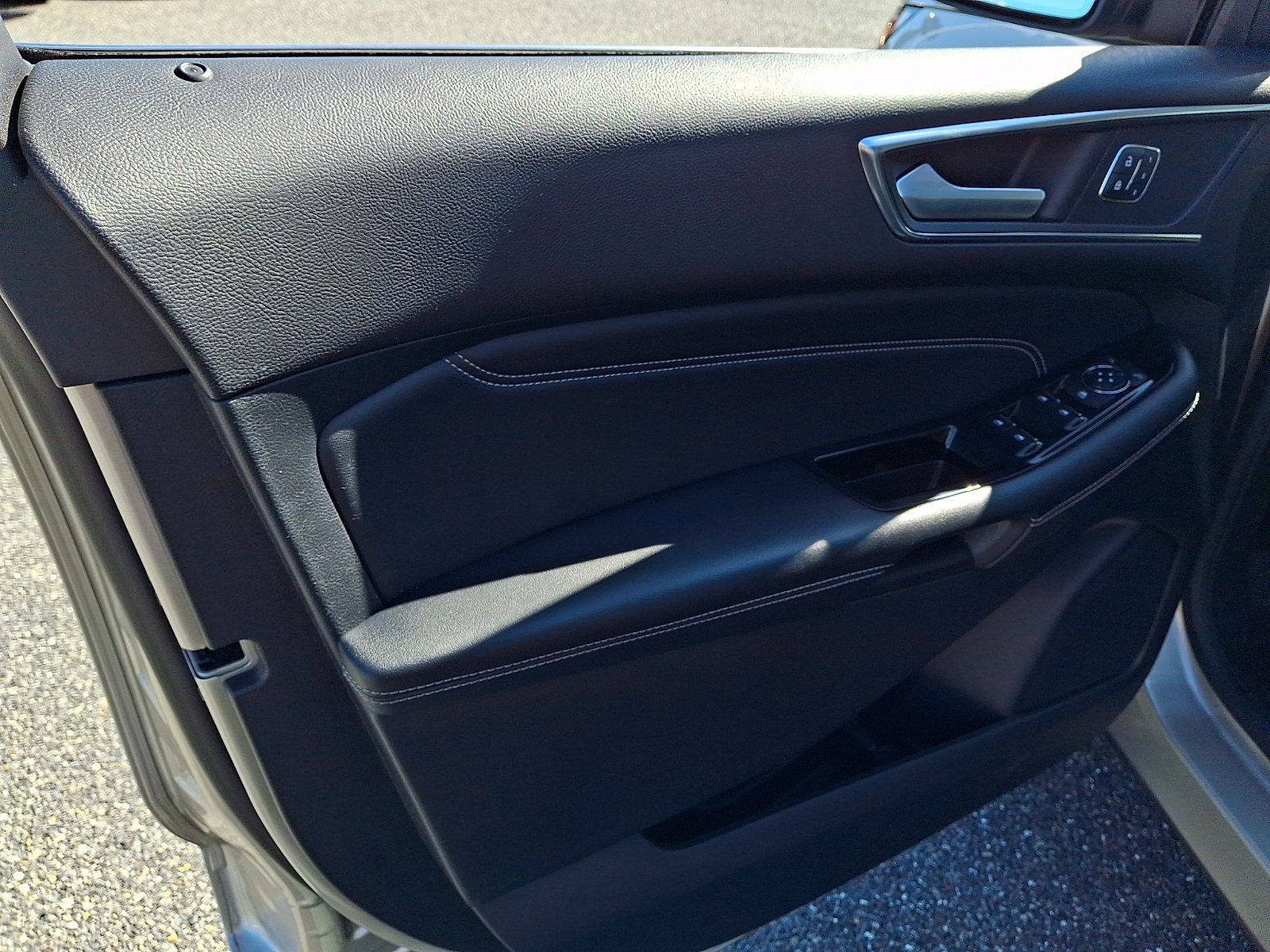 Used 2018 Ford Edge Titanium w/ Equipment Group 302A AWD/4WD image 13