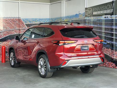 New 2026 Toyota Highlander Platinum image 5