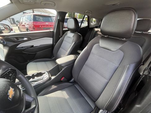 Used 2025 Chevrolet Trax LT FWD image 27