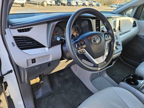 Used 2017 Toyota Sienna LE image 15