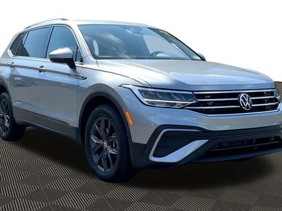 Used 2022 Volkswagen Tiguan SE w/ Panoramic Sunroof Package