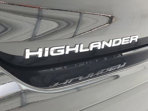 Used 2024 Toyota Highlander LE AWD/4WD image 8