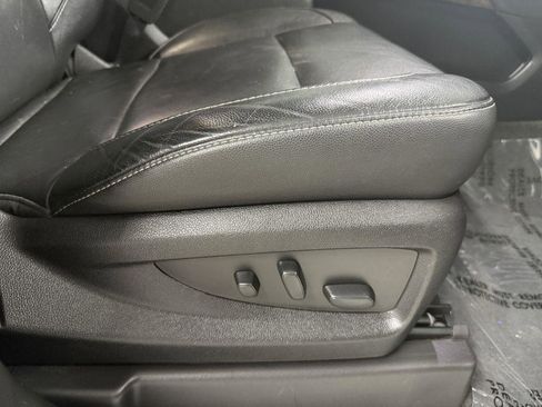 Used 2018 Chevrolet Suburban LT image 46