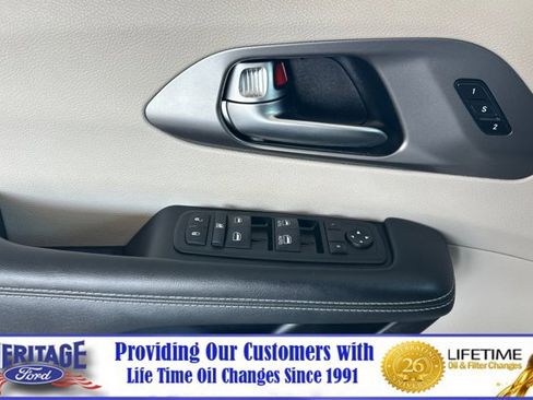 Used 2023 Chrysler Pacifica Touring-L image 11