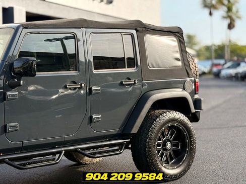 Used 2017 Jeep Wrangler Unlimited Rubicon AWD/4WD image 3