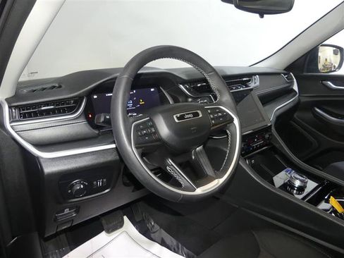 Used 2023 Jeep Grand Cherokee Laredo w/ Luxury Tech Group I AWD/4WD image 23