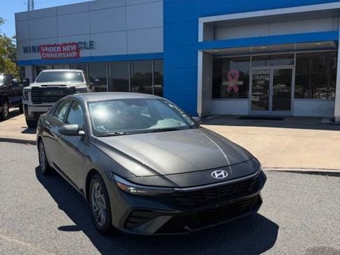 Used 2024 Hyundai Elantra SEL FWD image 1