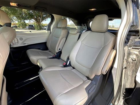 Used 2024 Toyota Sienna XLE image 31