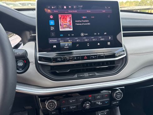 Used 2025 Jeep Compass Limited image 27