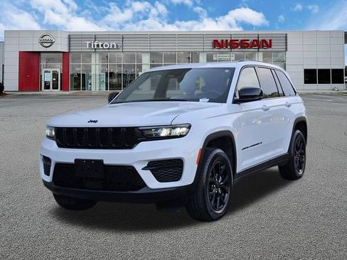 Used 2025 Jeep Grand Cherokee Altitude AWD/4WD image 8