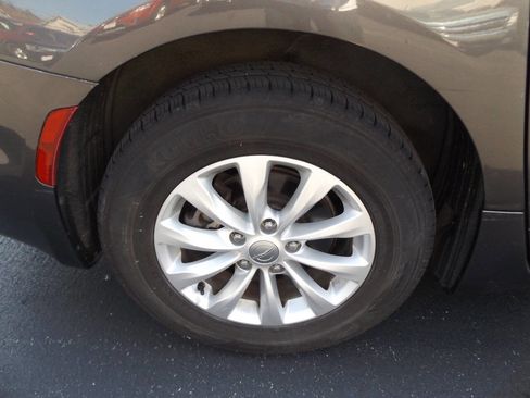 Used 2017 Chrysler Pacifica Touring-L image 28