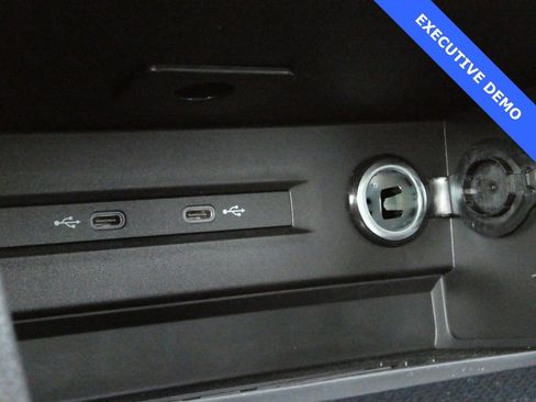 Certified 2025 Volkswagen Taos SE image 14