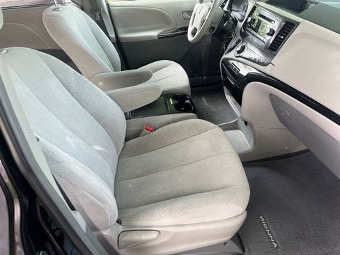 Used 2014 Toyota Sienna LE AWD/4WD image 7