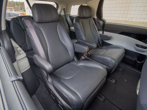 Used 2024 Kia Carnival SX Prestige image 24