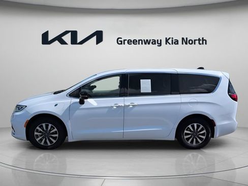Used 2024 Chrysler Pacifica Limited FWD image 4