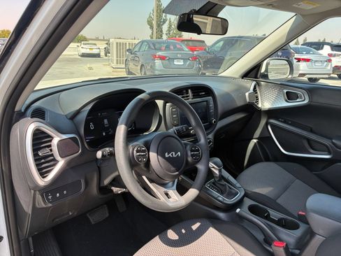 Used 2025 Kia Soul LX w/ LX Technology Package FWD image 32