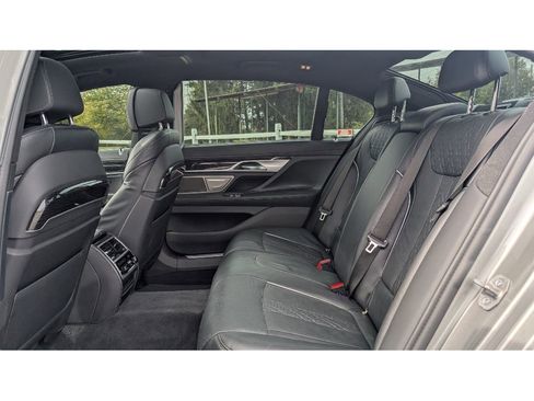 Used 2022 BMW 750i xDrive w/ Executive Package image 18