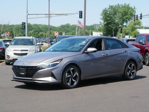 Used 2023 Hyundai Elantra SEL w/ Convenience Package FWD image 2