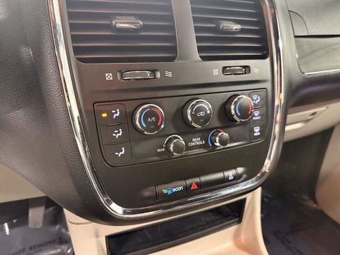 Used 2017 Dodge Grand Caravan SXT image 18