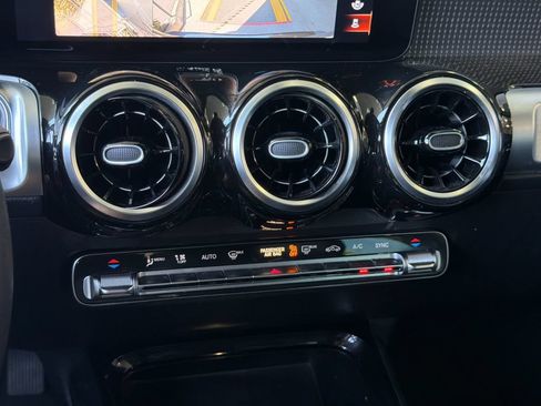 Used 2022 Mercedes-Benz GLB 250 image 20