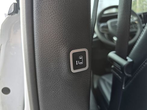 Used 2025 Chrysler Pacifica Select image 18