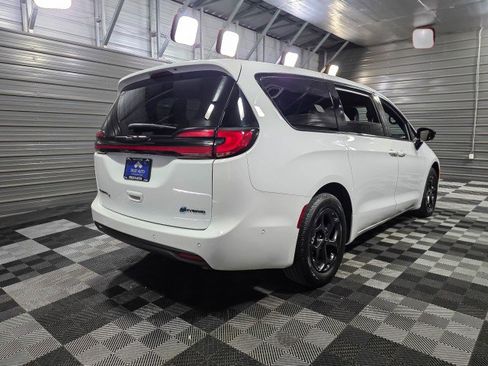 Used 2024 Chrysler Pacifica Limited FWD image 5