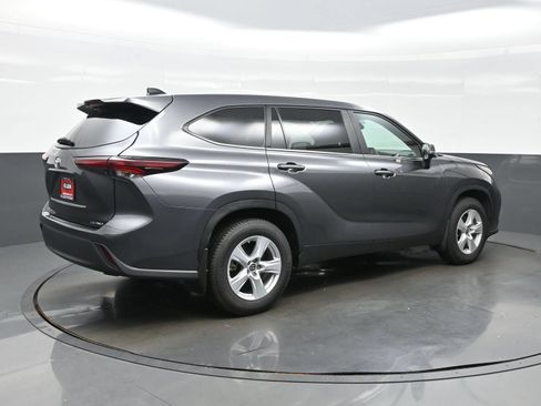 Used 2024 Toyota Highlander LE AWD/4WD image 6