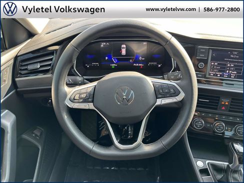 Certified 2024 Volkswagen Jetta SE w/ Panoramic Sunroof Package image 13
