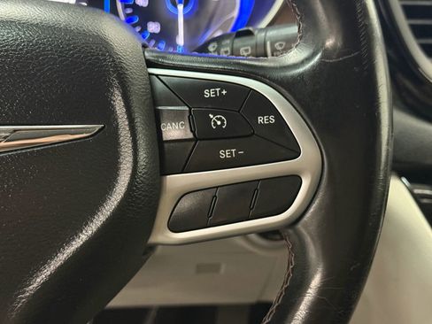 Used 2017 Chrysler Pacifica Touring-L image 28