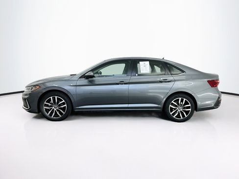 Used 2025 Volkswagen Jetta SE FWD image 4