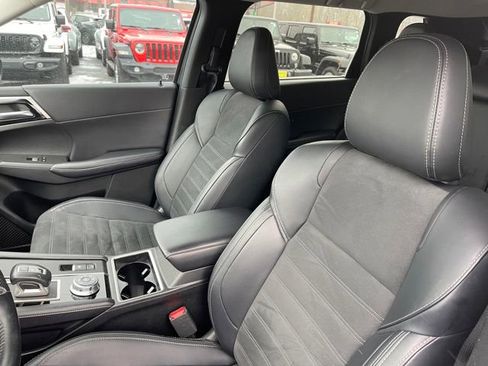 Used 2024 Mitsubishi Outlander SE Black Edition image 16