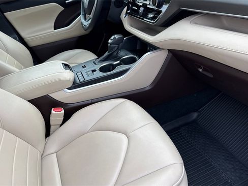 Used 2022 Toyota Highlander XLE image 16