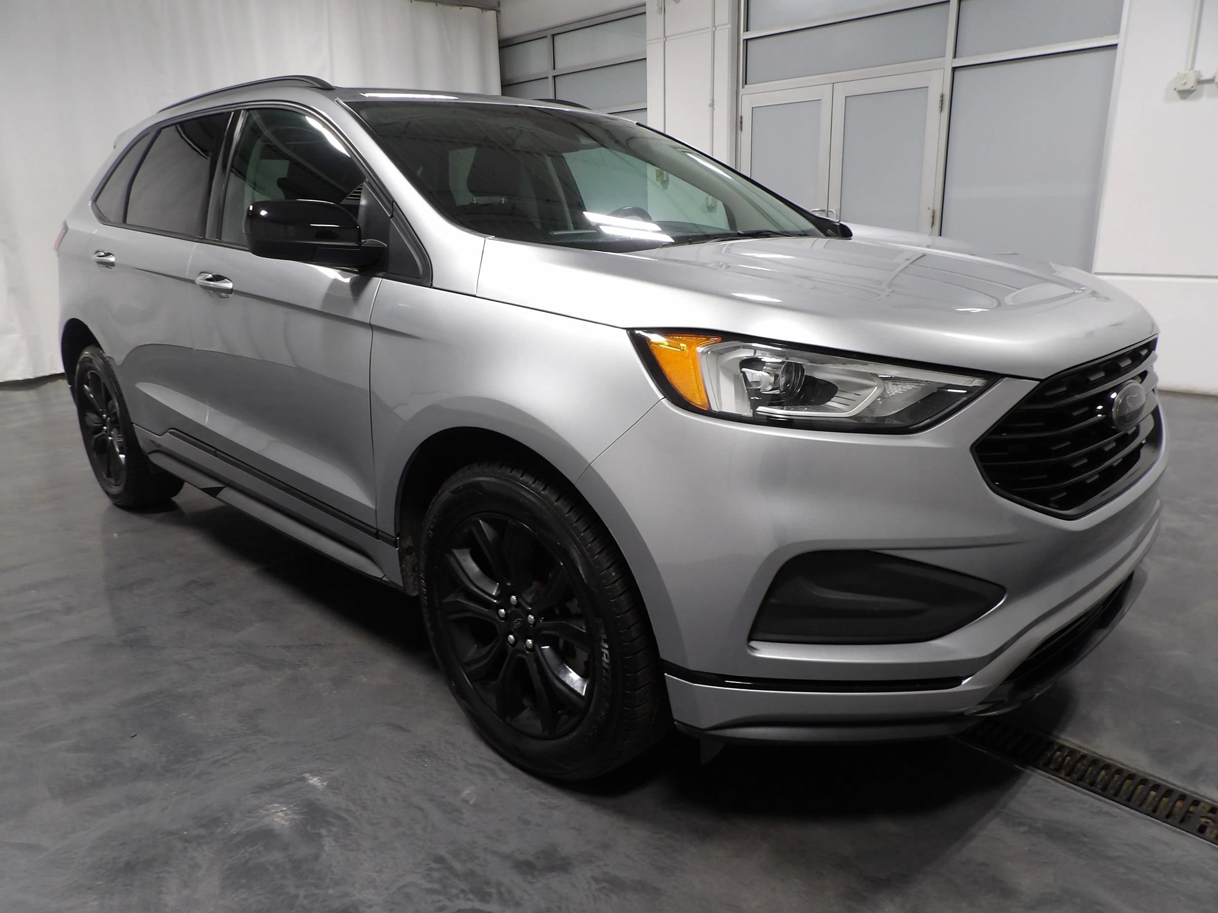 Used 2024 Ford Edge SE w/ Black Appearance Package AWD/4WD image 2