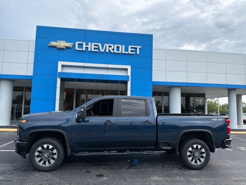Used 2021 Chevrolet Silverado 2500 Custom w/ Custom Value Package AWD/4WD image 2