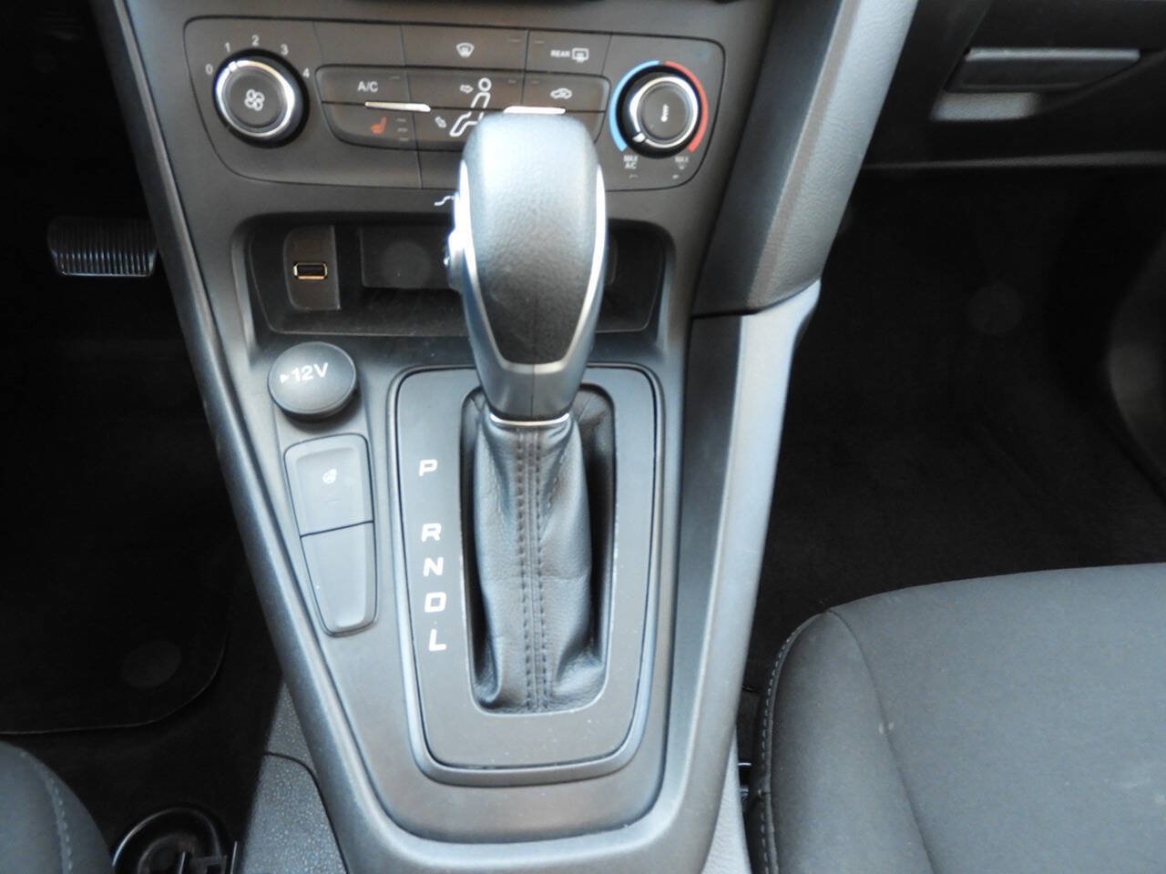 Used 2018 Ford Focus SE w/ Cold Weather Package FWD image 35