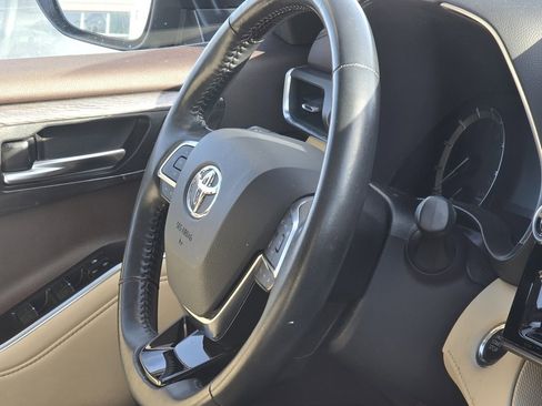 Used 2020 Toyota Highlander Limited image 18