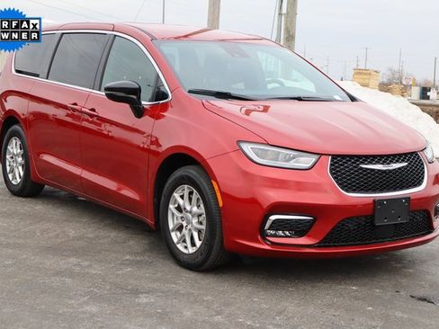 Used 2025 Chrysler Pacifica Select image 2