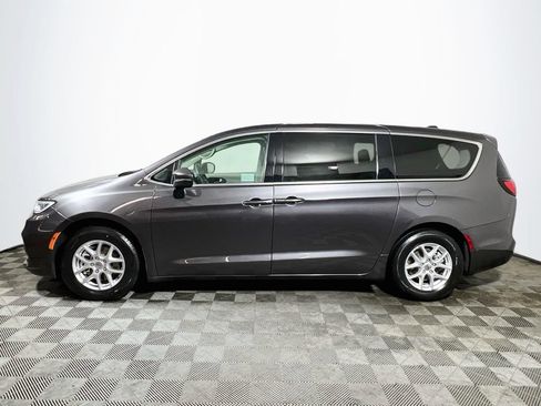 Used 2023 Chrysler Pacifica Touring-L FWD image 4