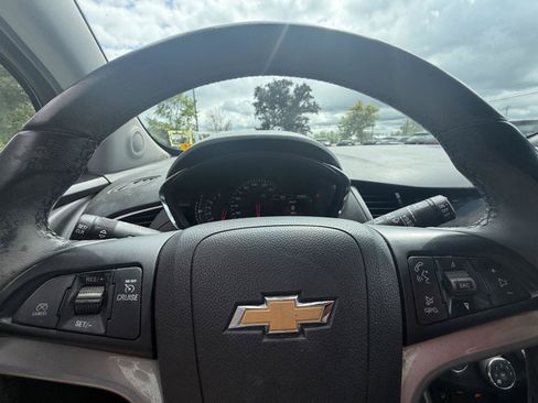Used 2019 Chevrolet Trax LT w/ LT Convenience Package AWD/4WD image 17