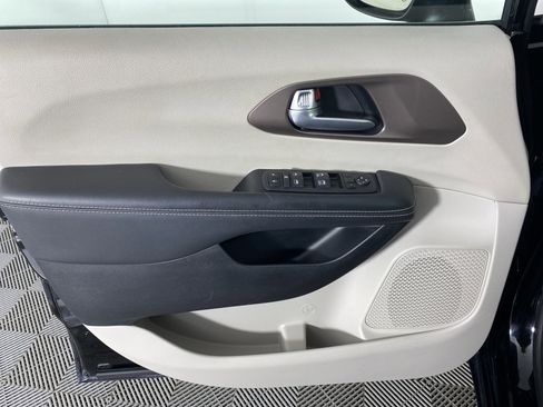 Used 2024 Chrysler Voyager LX image 13