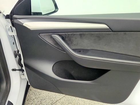 Used 2022 Tesla Model Y Long Range AWD/4WD image 29