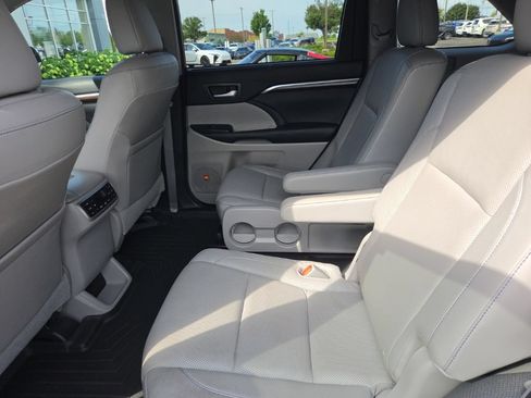 Used 2015 Toyota Highlander Limited Platinum AWD/4WD image 6