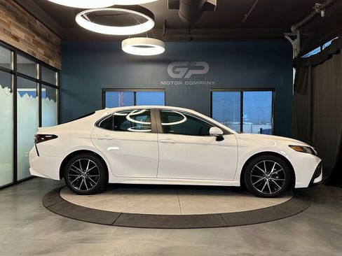 Used 2022 Toyota Camry SE image 2