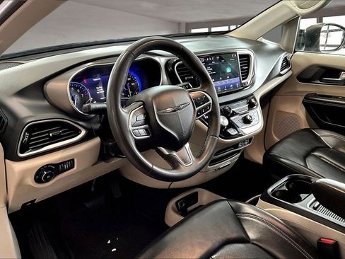 Used 2023 Chrysler Pacifica Touring-L image 15