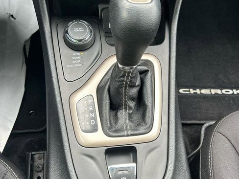 Used 2015 Jeep Cherokee Latitude image 22