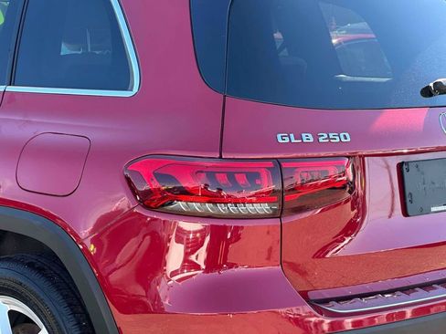 Used 2022 Mercedes-Benz GLB 250 4MATIC image 9