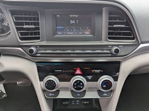 Used 2019 Hyundai Elantra SE image 18