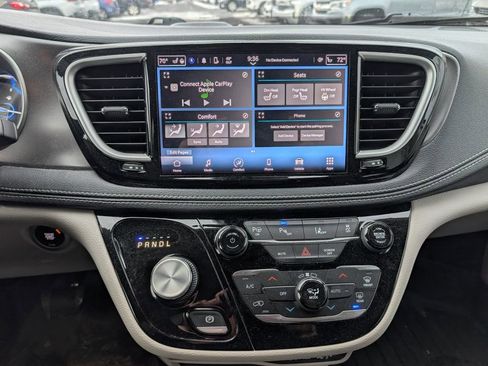 Used 2023 Chrysler Pacifica Touring-L image 16