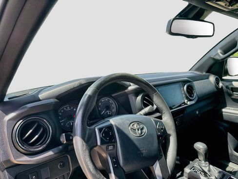 Used 2020 Toyota Tacoma TRD Off-Road w/ Technology Package AWD/4WD image 11